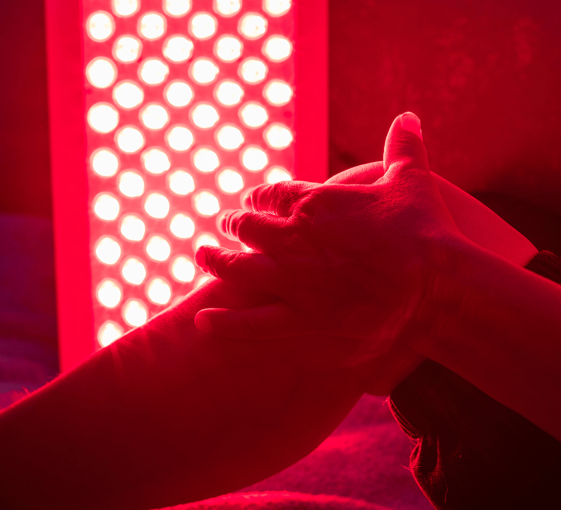 Rotlichttherapie Panel – Anwendung am Arm zur Förderung der Durchblutung, Schmerzlinderung & Hautregeneration – Lumeaskin LED Lichttherapiegerät.